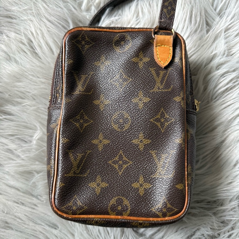 LOUIS VUITTON Monogram Amazone Crossbody Bag - Picture 4 of 16